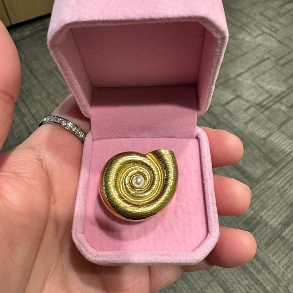 Adjustable Gold Spiral Shell ring - Picture 5 of 9